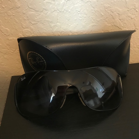 Ray Ban Sunglasses with case! - Picture 2 of 3